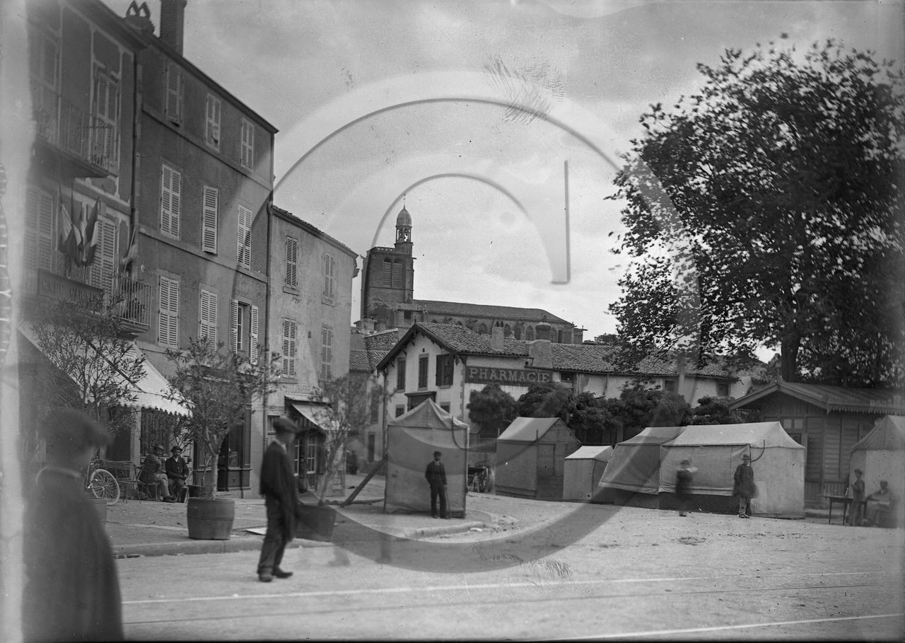 vi 1218 montferrand place ,pharmacie de la rue de la fontaine au fond ND de Montferrand dpt63 .jpg vi 1218 montferrand place ,pharmacie de la rue de la fontaine au fond ND de Montferrand dpt63 .jpg
