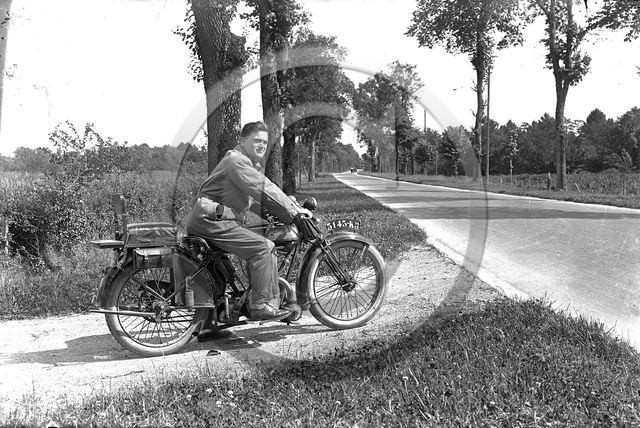 MOV 46 moto Monet Goyon  .jpg
