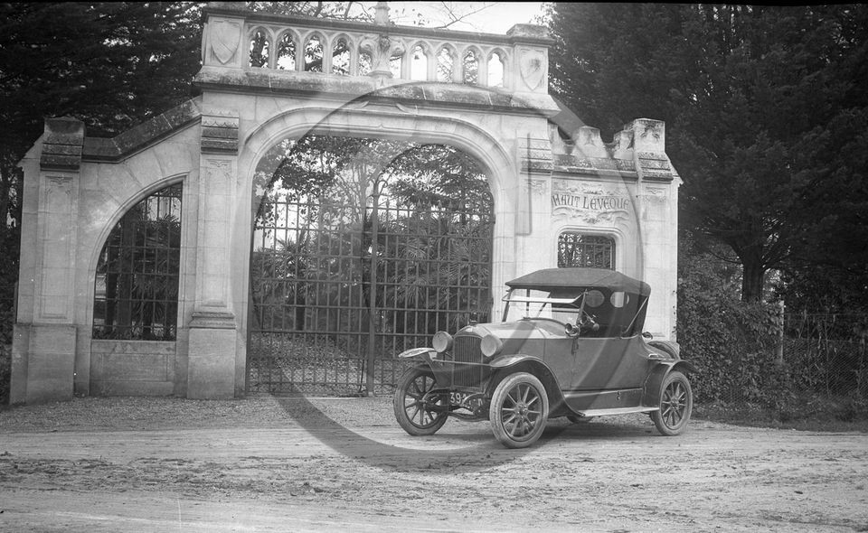 AU 2192 Peugeot Haut l'eveque .jpg