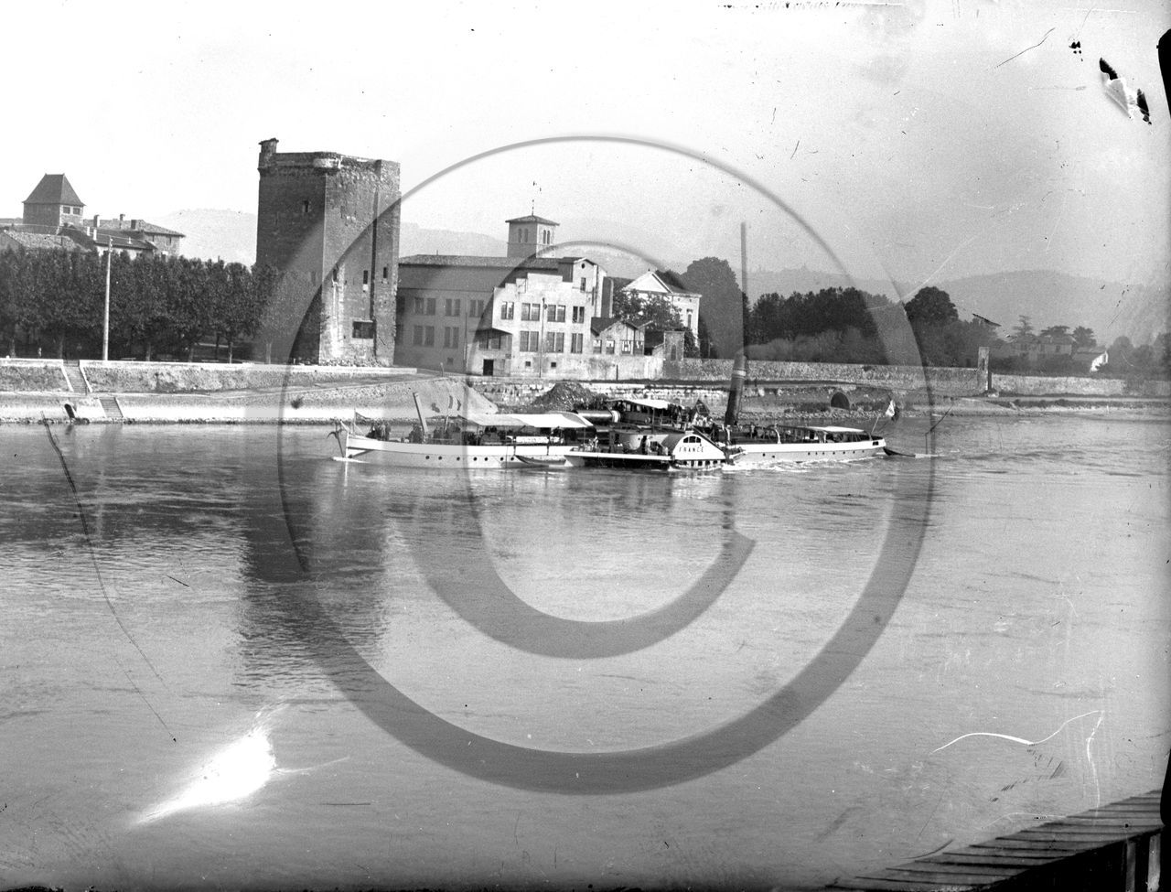 BA 1488 remorqueur à roues France sur le Rhone devant la tour Philippe de Valois a Ste Colombe dpt 69 .jpg BA 1488 remorqueur à roues France sur le Rhone devant la tour Philippe de Valois a Ste Colombe dpt 69 .jpg