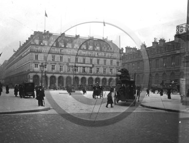 vi  1649 Paris devant les grands magasins du Louvre ,omnibus à cheval St Michel - omnibus st Martin Grenelle.jpg