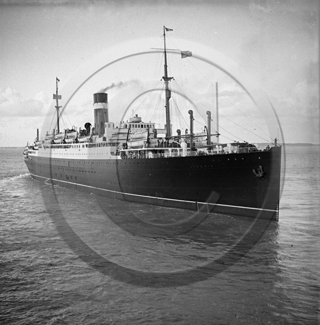 BA 899 paquebot l Athenia accostant au mole  le Verdon 1935  dpt 33.jpg
