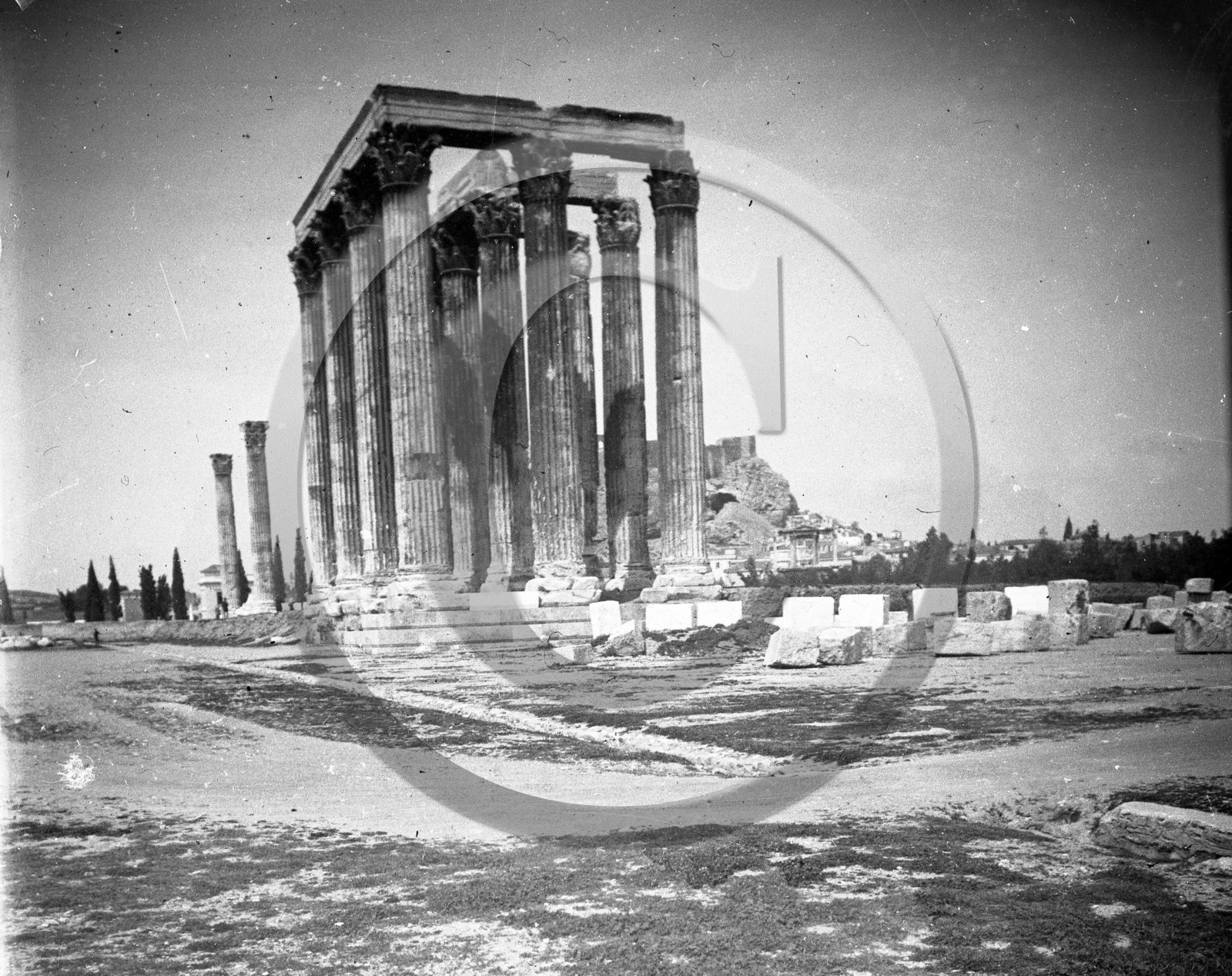 Colonnes du Temple de Zeus avec Acropole et Parthénon en arrière-plan, Athènes, Grèce, vers 1900.jpg Colonnes du Temple de Zeus avec Acropole et Parthénon en arrière-plan, Athènes, Grèce, vers 1900.jpg