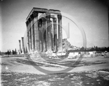 Colonnes du Temple de Zeus avec Acropole et Parthénon en arrière-plan, Athènes, Grèce, vers 1900.jpg