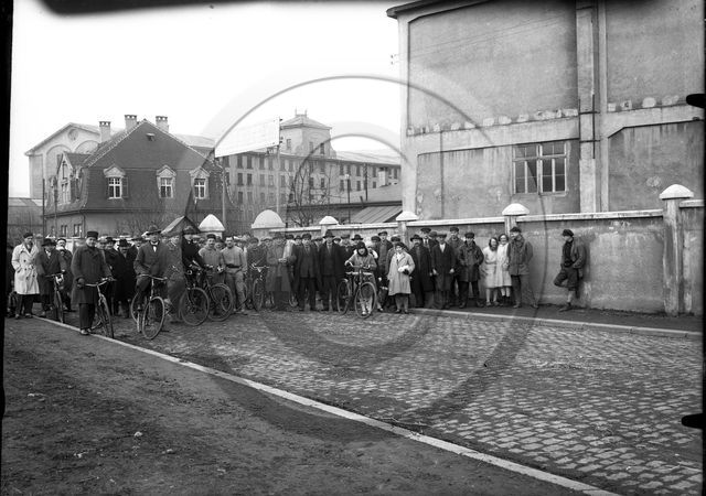 Treves magasin central des cooperatives generales armee du Rhin arrivee du personnel velos Allemagne .jpg Treves magasin central des cooperatives generales armee du Rhin arrivee du personnel velos Allemagne .jpg