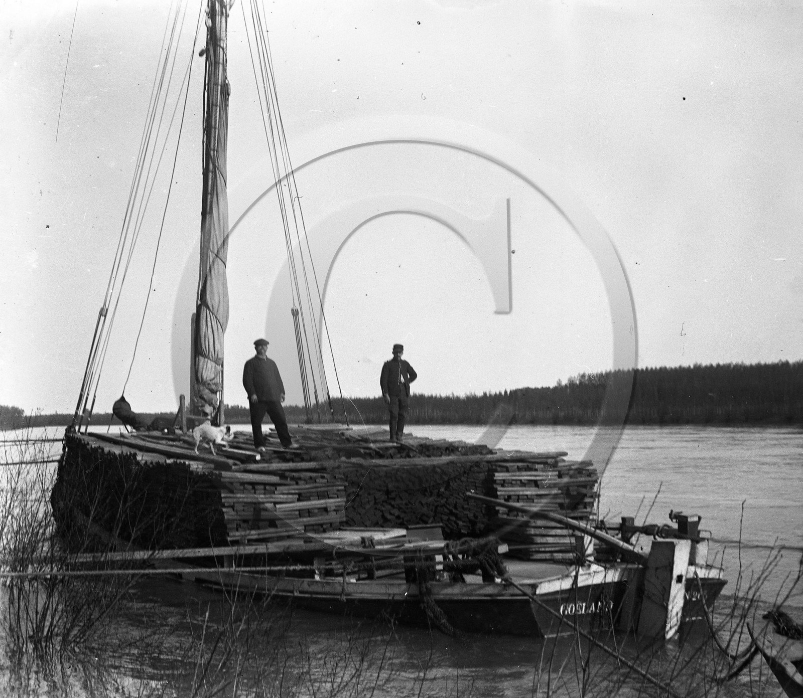 BX 562 gabarre sur fleuve.jpg