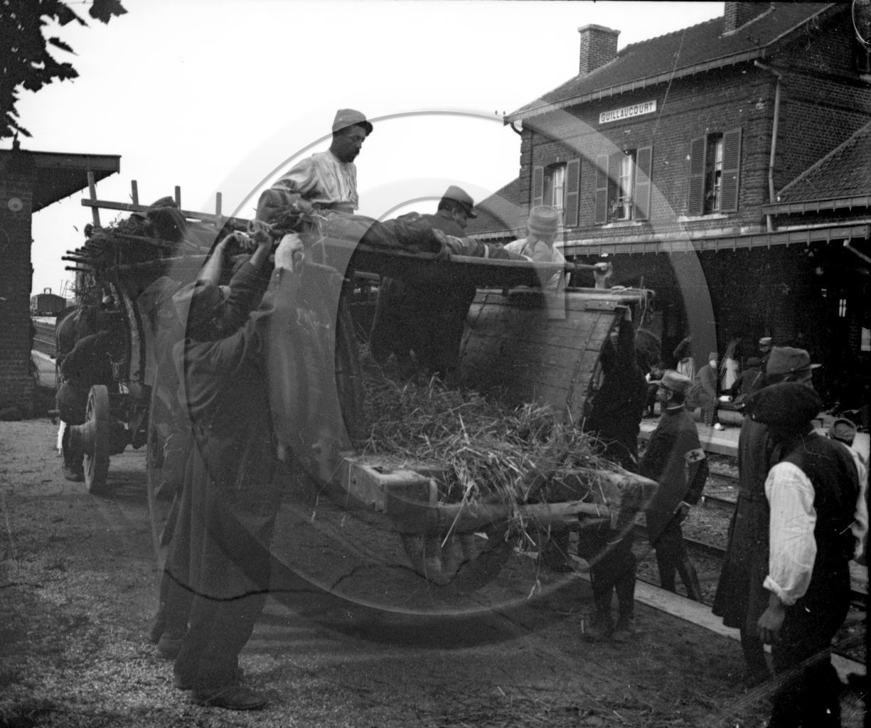 vi  1851 quai de gare guillaucourt militaire transport d un blesse  dpt 80.jpg