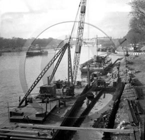 BA 1549 grues sur ponton Paris .jpg