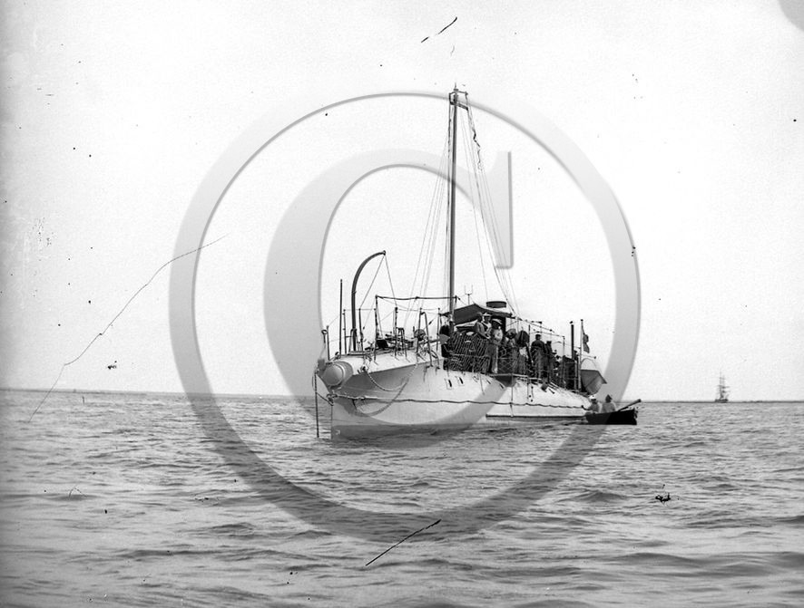 arc 1058 Arcachon bateau de guerre .jpg