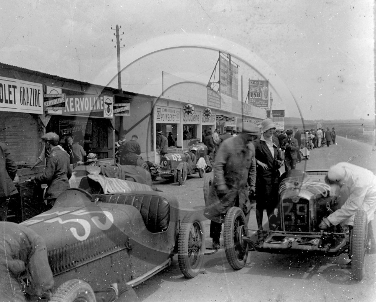 AUC 91 GP de la Marne 1928  Rally au fond une Bugatti .jpg