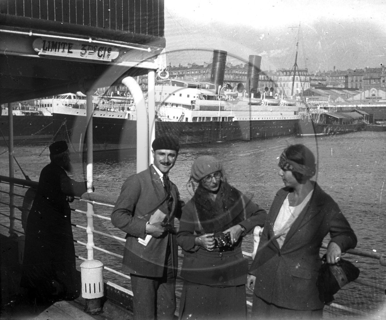 BA 682 Marseille depart septembre 1929  paquebot 2 cheminees  dpt 13 .jpg