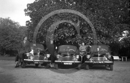 au 3913 renault 4 CV 3 voitures.jpg