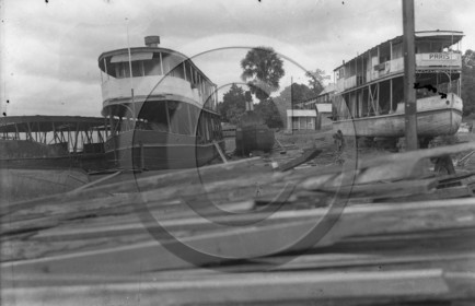 congo  7   bateau crampel et paris .jpg