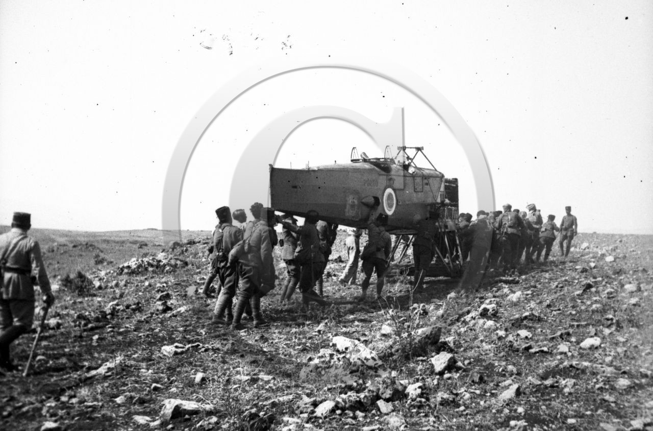 avi 164 carlingue de Breguet XIV  de reconnaissance tracte par militaires dans un desert de pierres .jpg
