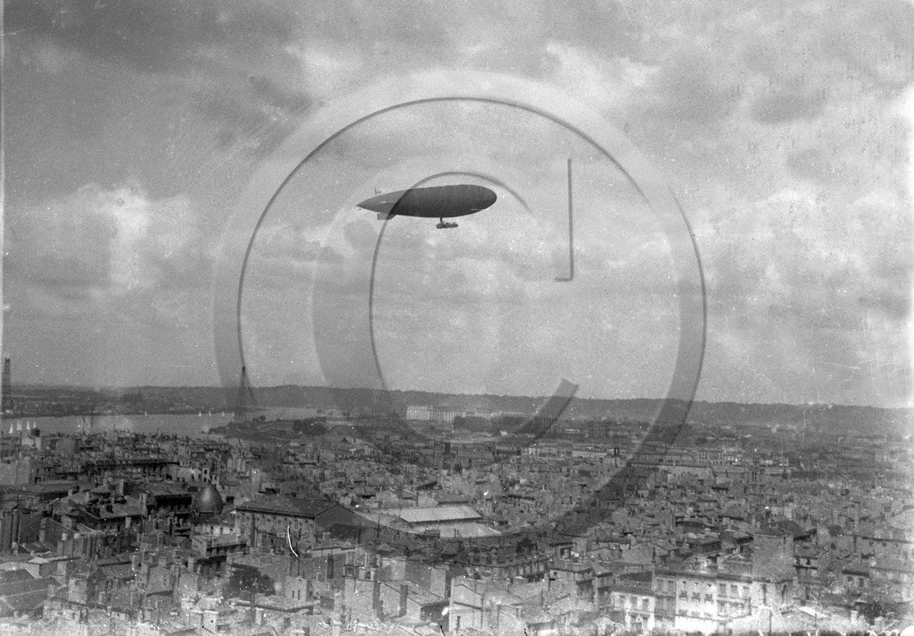 avi 141 zeppelin survolant bordeaux .jpg