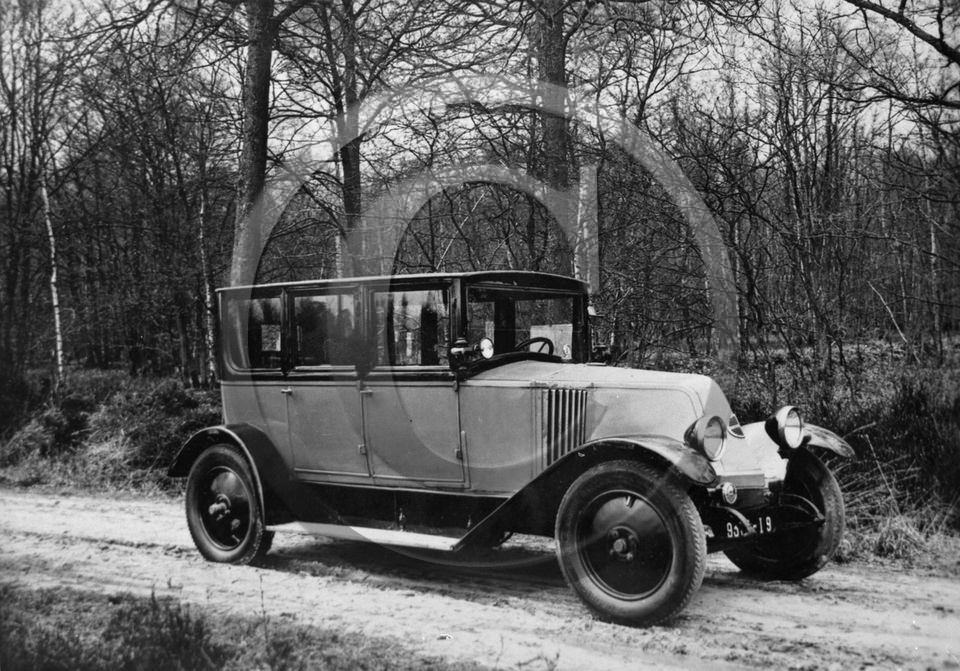 AU 2517 Renault  limousine .jpg