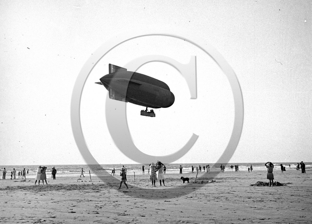 avi 126 Montalivet dirigeable de la marine survolant la plage  .jpg