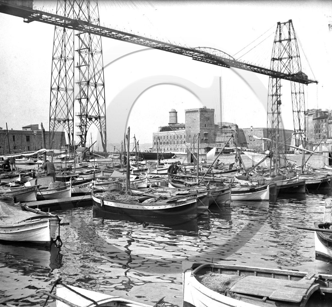 BA 678 Marseille le port bateaux sous le pont transbordeur  dpt 13.jpg