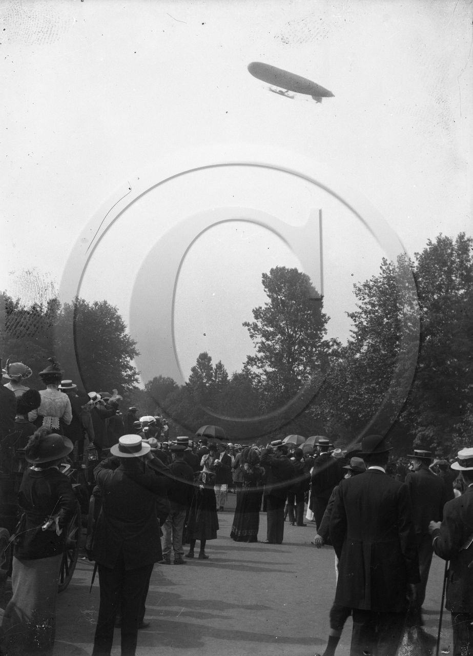 avi 138 passage d un zeppelin .jpg