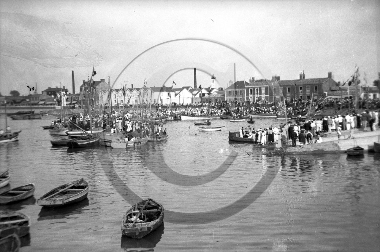 BA 1624 St Gilles Croix De Vie le port un jour de fetes  dpt 85 .jpg