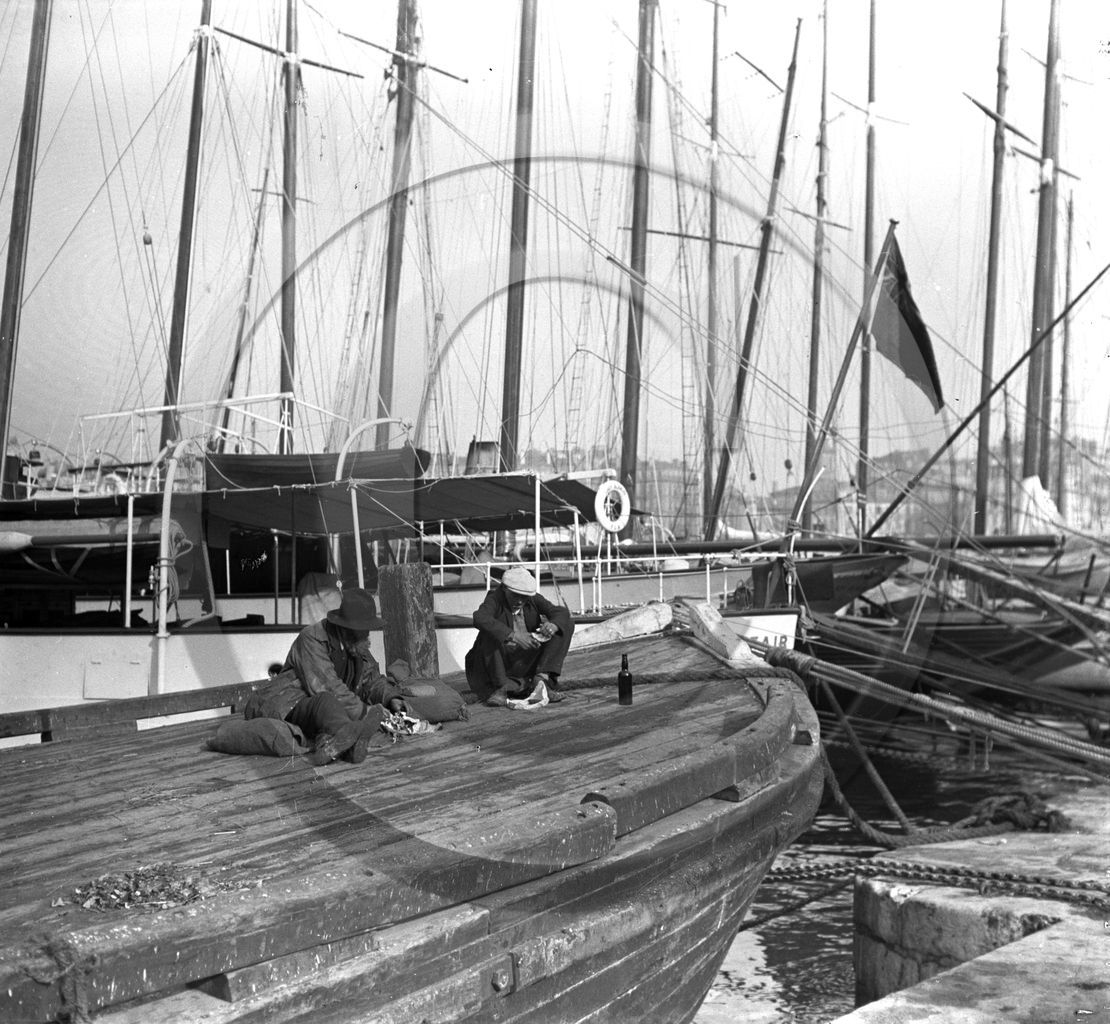 BA 680 Marseille casse croute sur le pont d'un bateau   dpt 13  .jpg