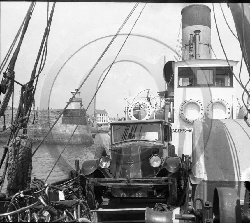 AU 2824 Renault sur ferry emile solacroup .jpg