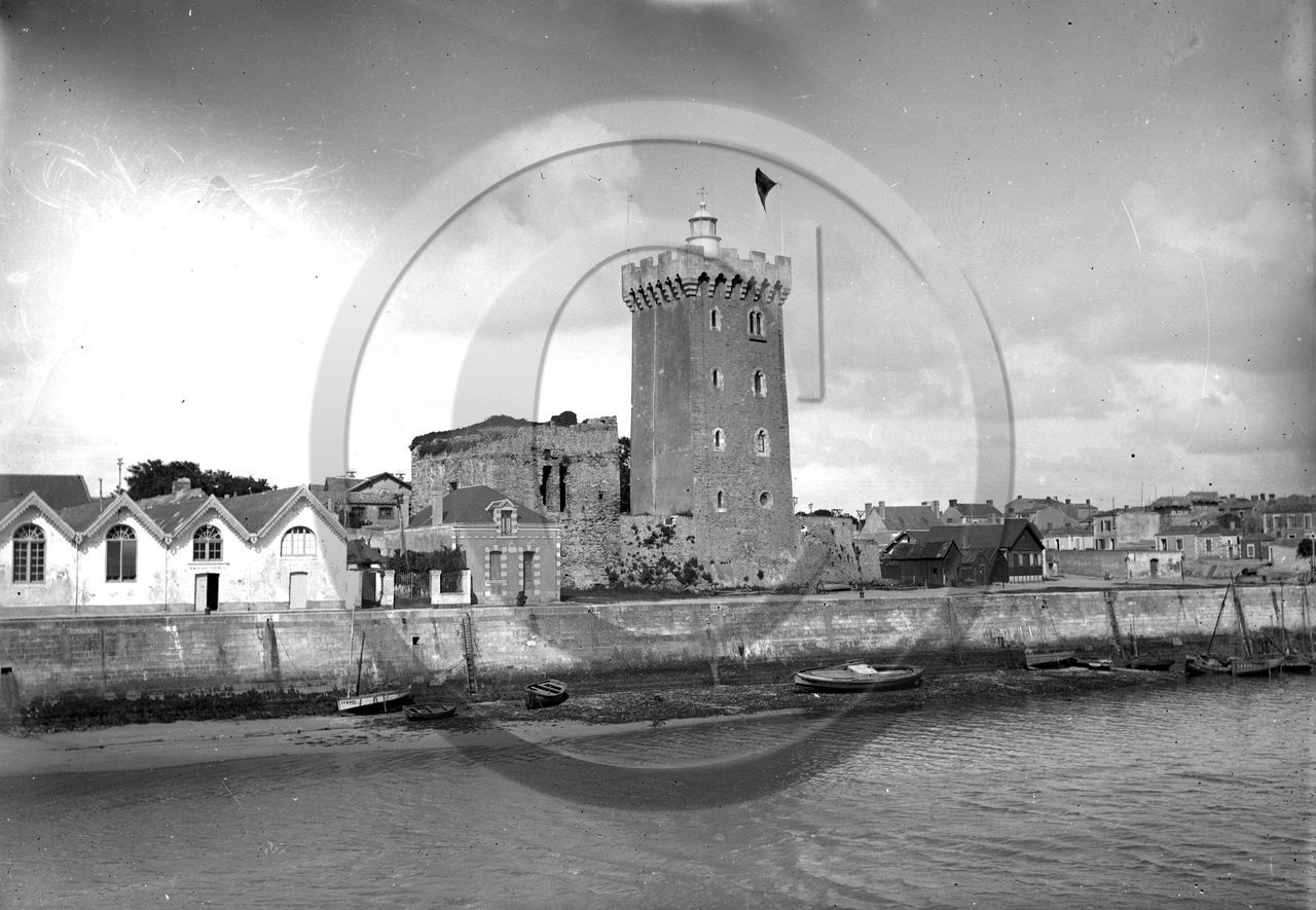 BA 456  Les Sables d Olonne entree du port usine Amieux tour d arundel dpt 85 .jpg