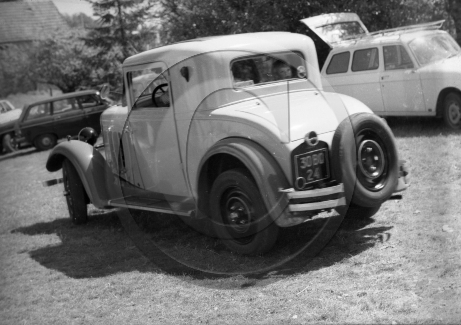 au 291 Peugeot 201 coupe .jpg