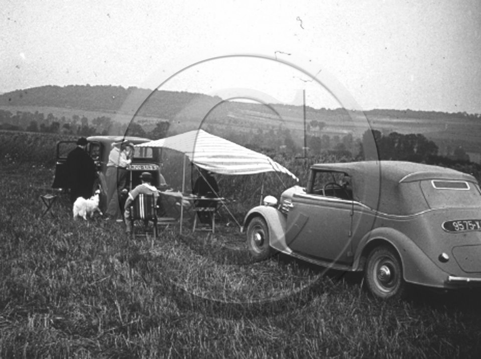 AU 3860 Renault  pique nic sur le plateau des villy seine inf. 1936.jpg