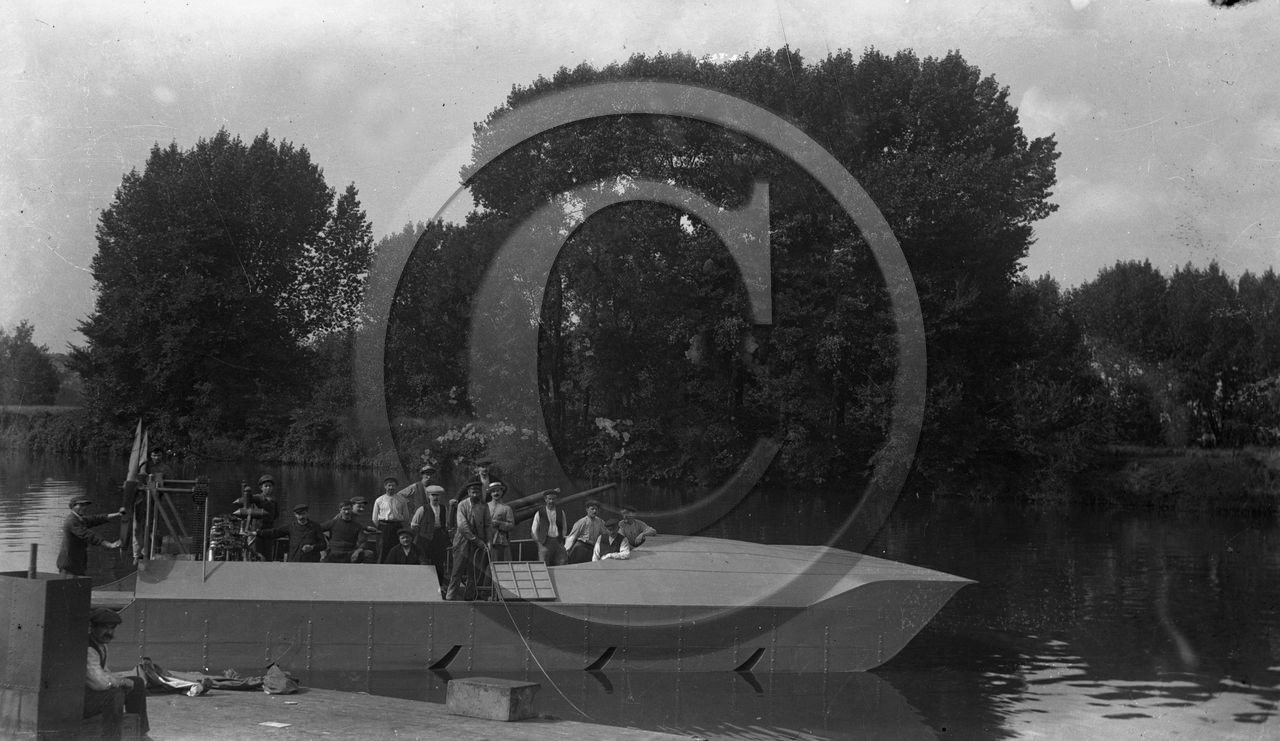 BA 780 bateau de guerre glisseur a 2 helies aeriennes.jpg