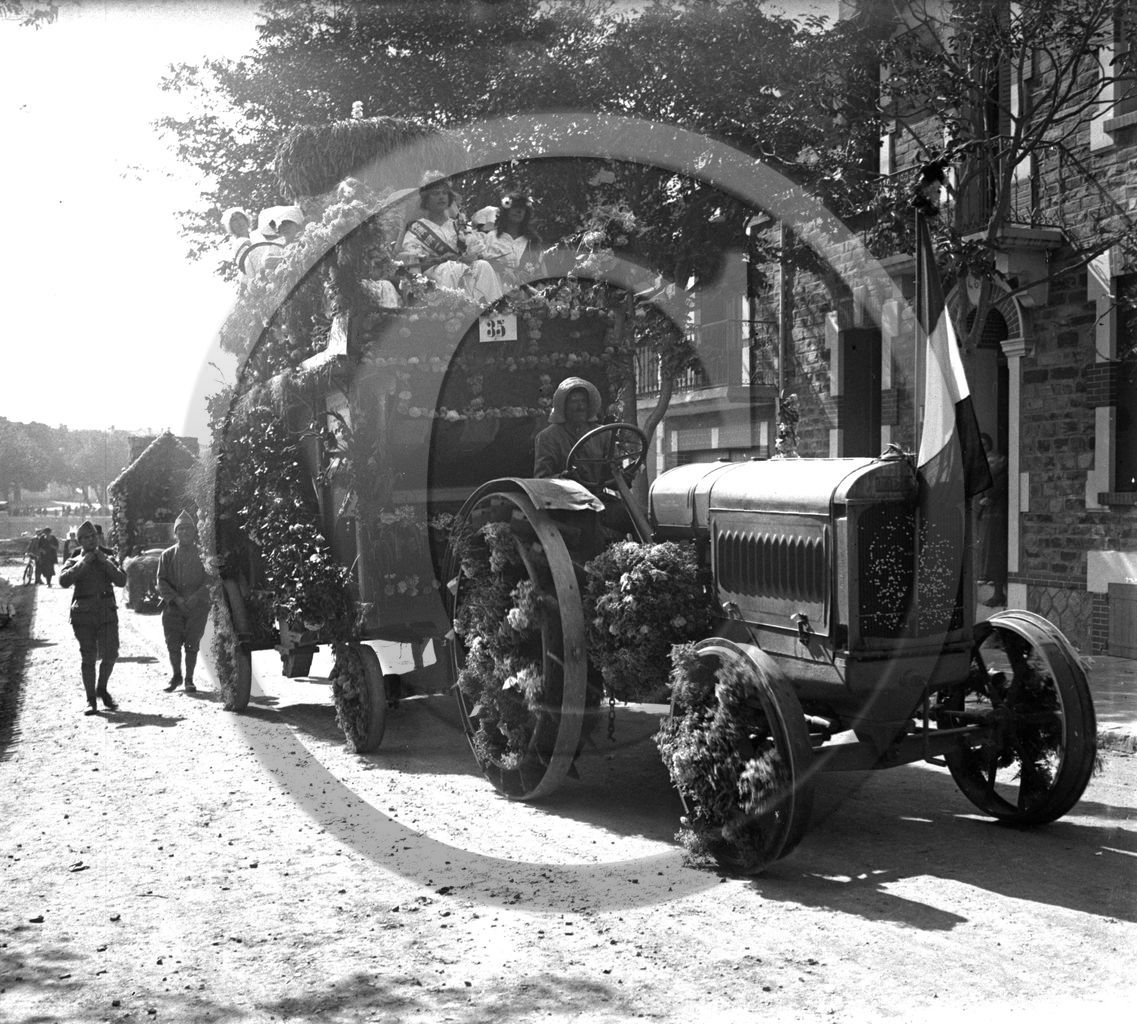 vi  190  les Sables d'Olonne la reine char tiré par un tracteur  dpt 85  .jpg