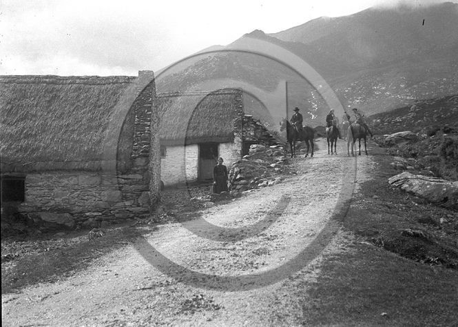 Irlande 4 maisons et promeneurs chevaux.jpg