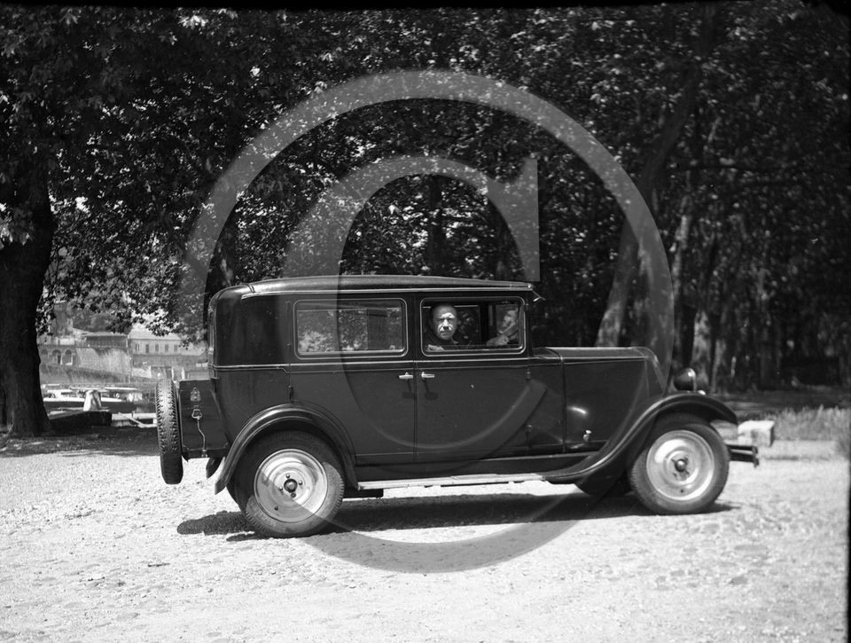 AU 2223 Renault monaquatre .jpg