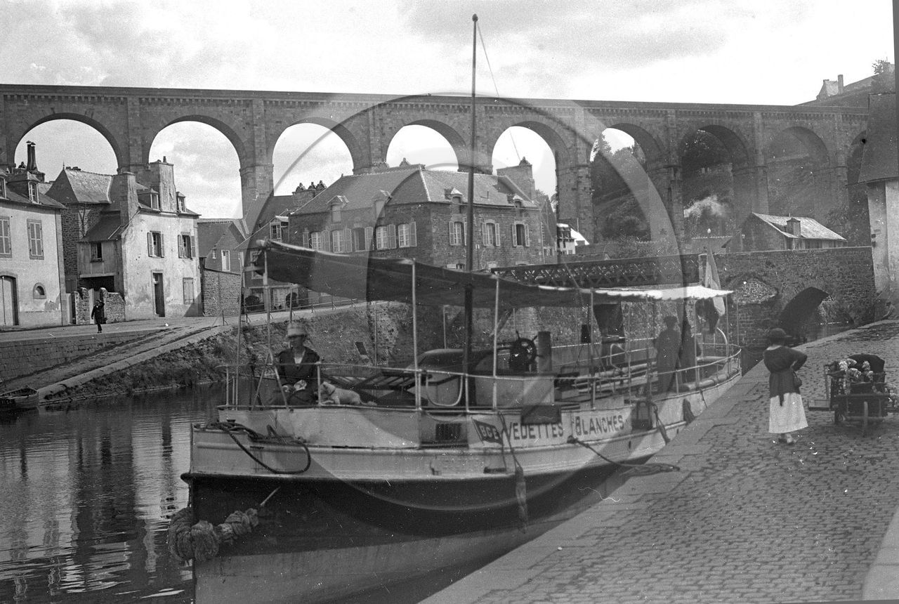 vi  1210 Dinan port et viaduc bateau vedettes blanches.jpg