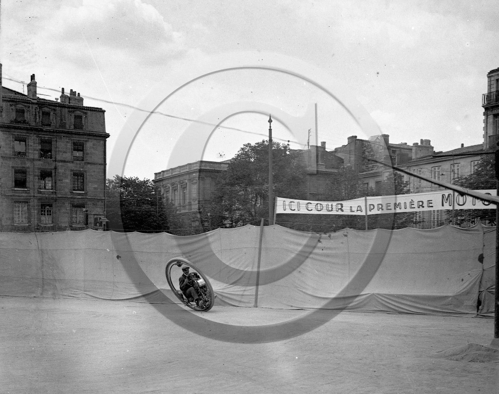 BX 78 la moto à une roue bordeaux en 1928.jpg