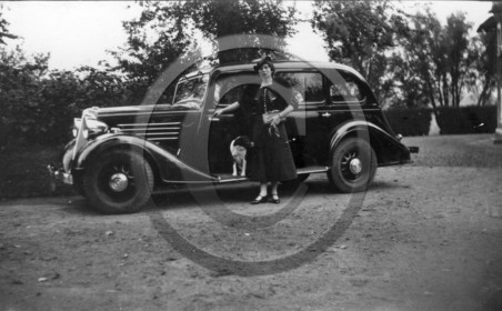 AU 4230 Renault limousine .jpg