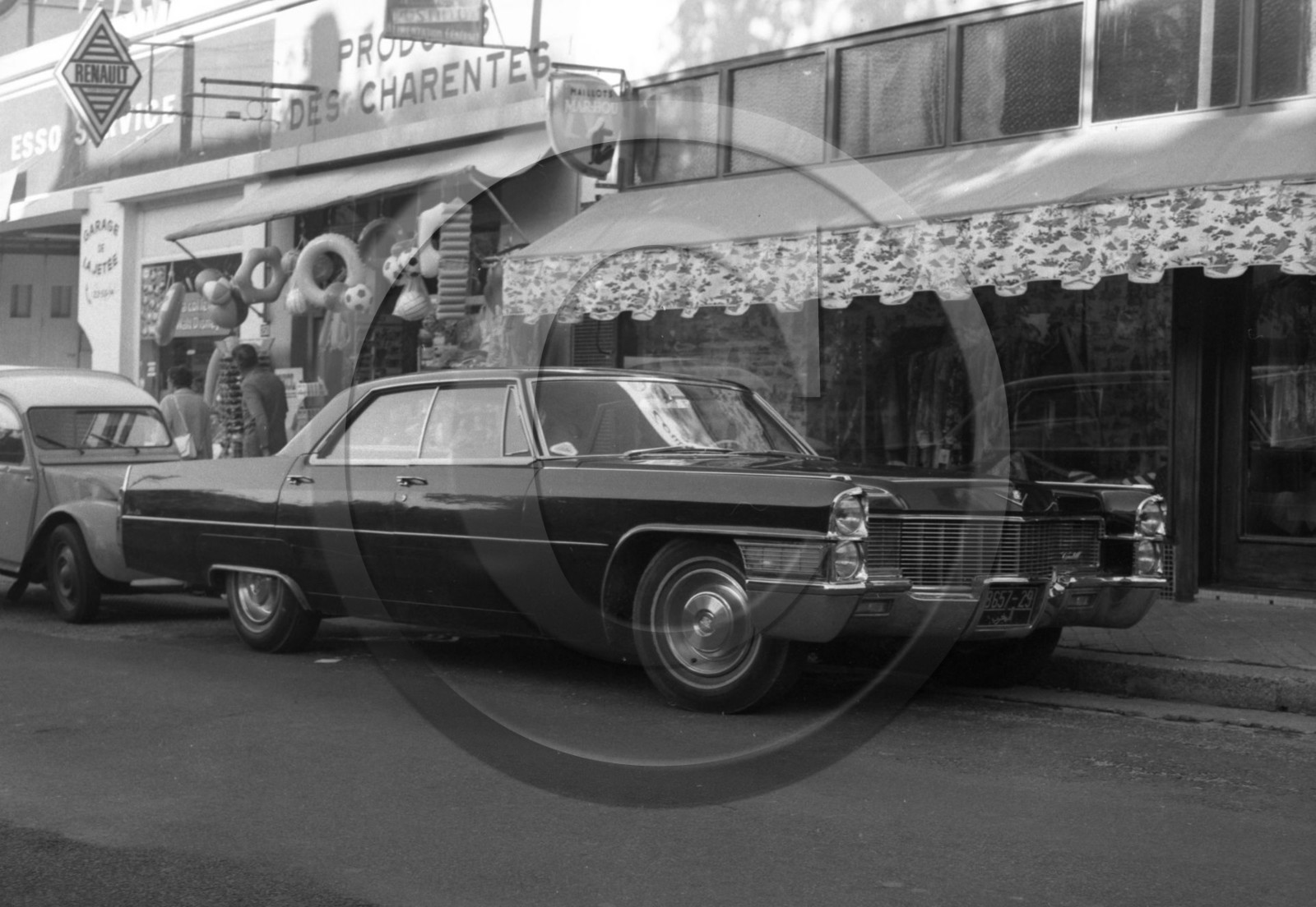 AU 384 Cadillac 4 portes sans montant 1965 .jpg