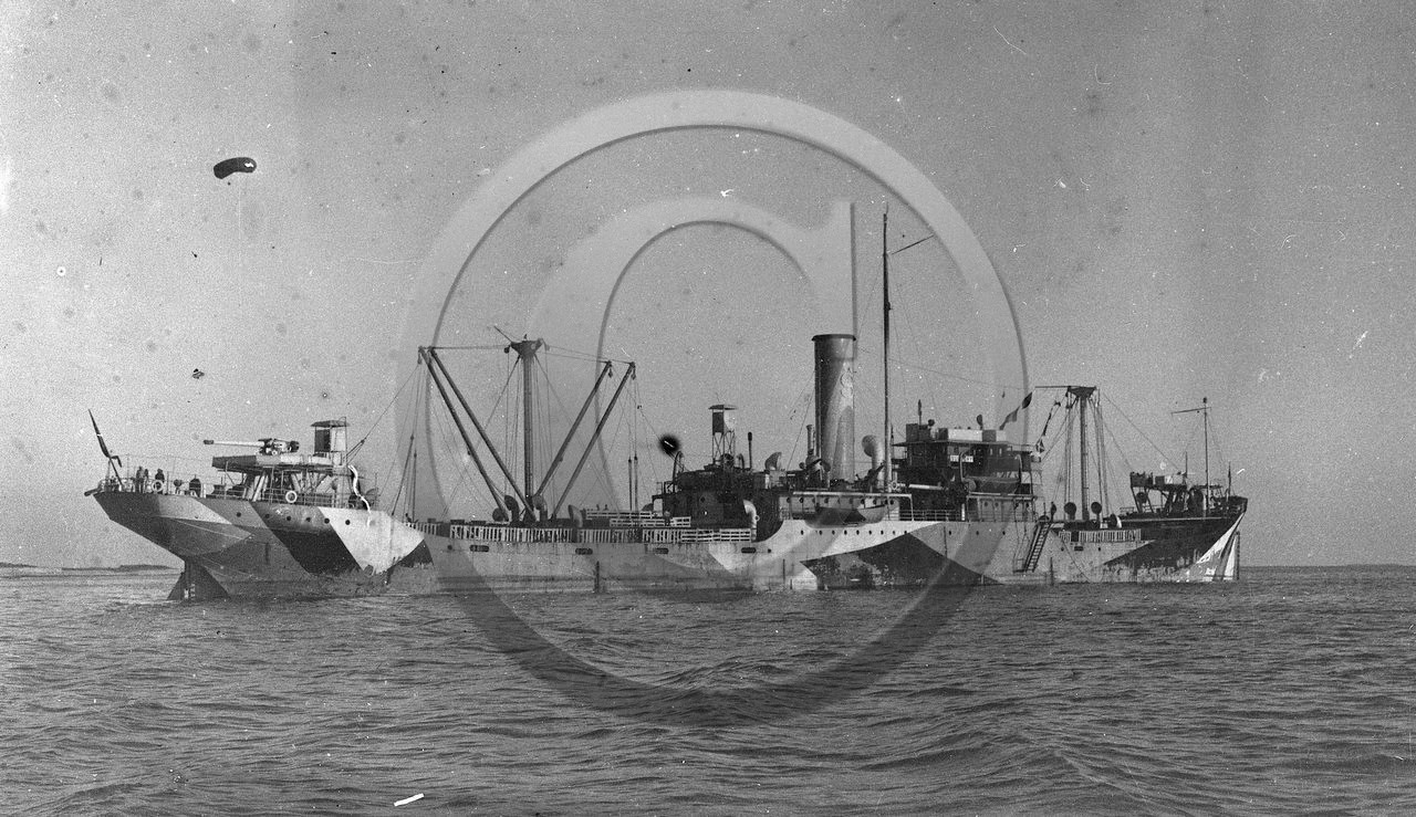 BA 1260 navire de guerre camoufle .jpg