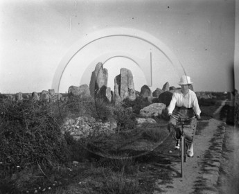 mov 58 velo et menhir  .jpg