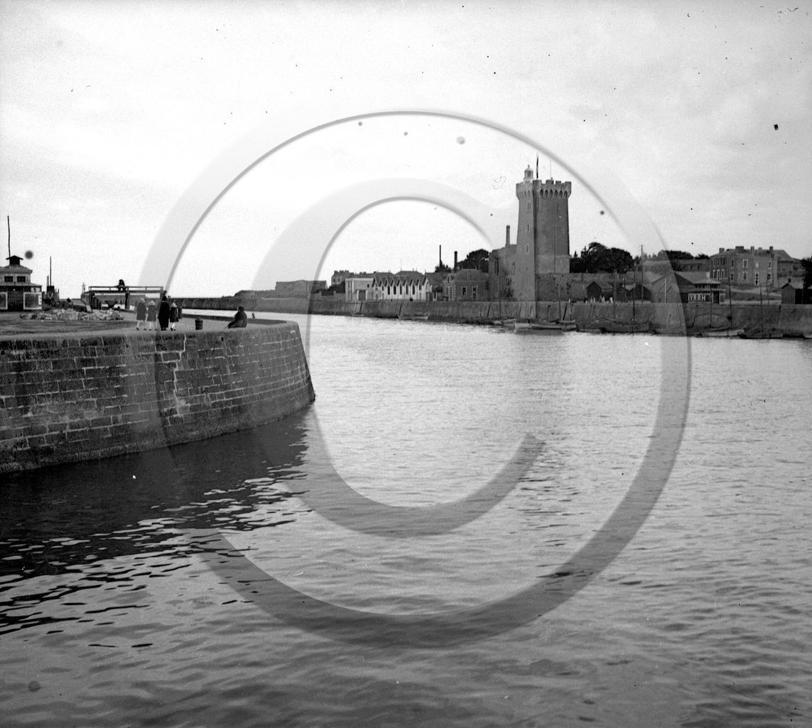 BA 454 Les Sables D Olonne entree du port tour Arundel  dpt 85  .jpg