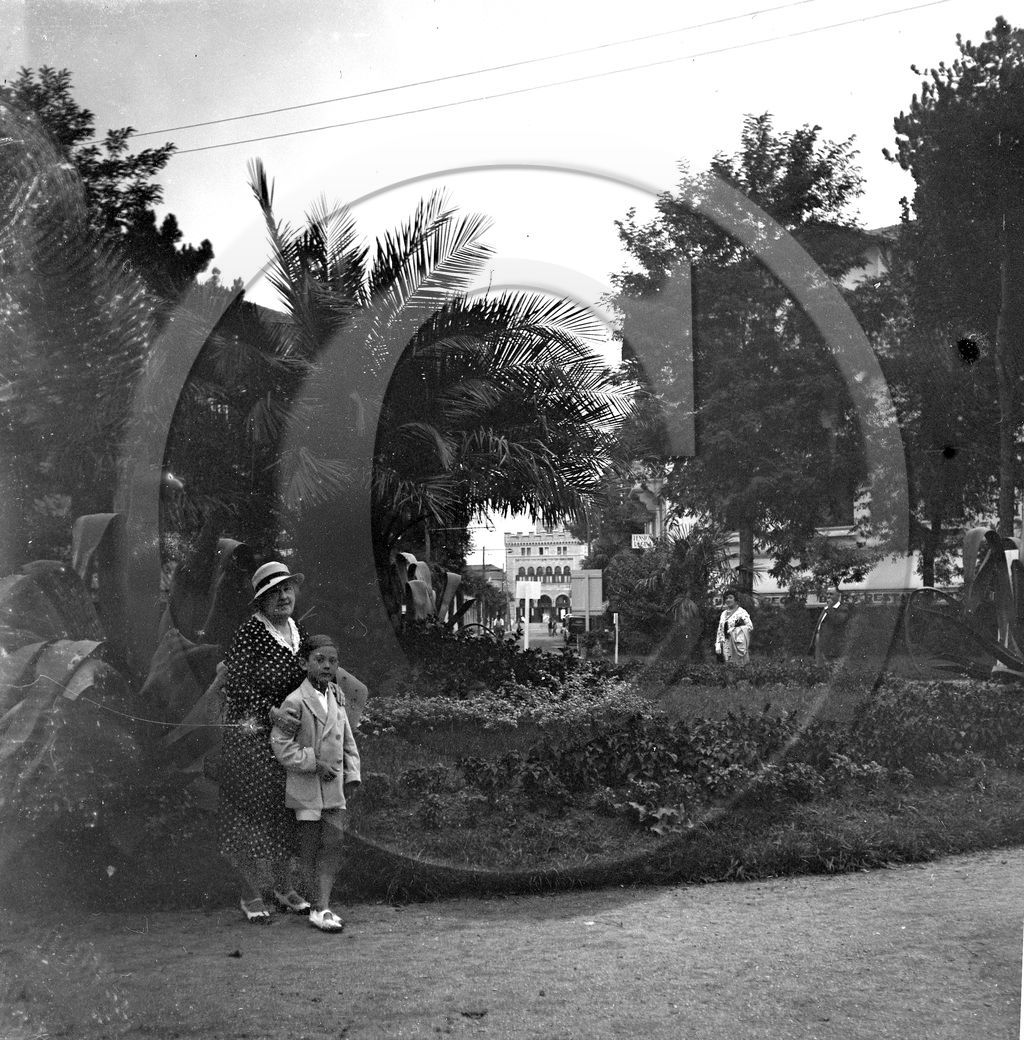 vi  1978 Hendaye-plage rond point central au fond le casino mauresque .jpg