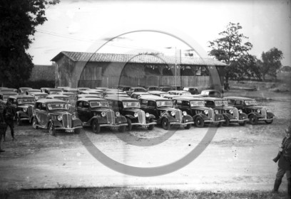 AU 3549 Renault groupe de Renault gardé par des gendarmes .jpg