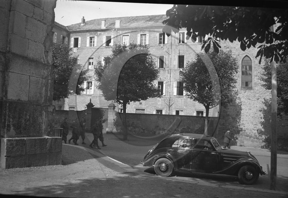 AU 2205 Peugeot 302 .jpg