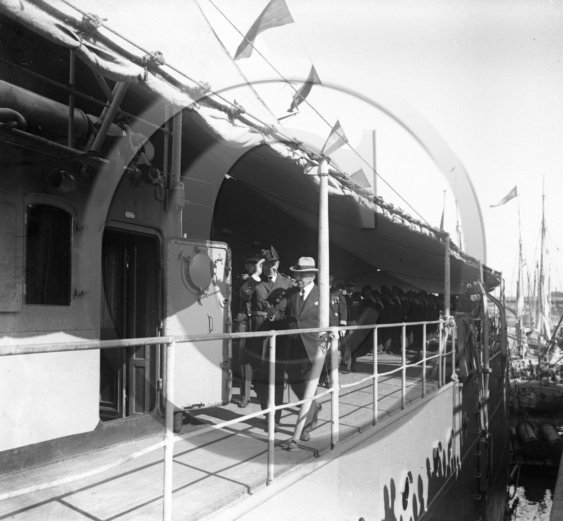 BA 44 navire de guerre sur la passerelle .jpg