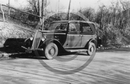 AU 4211 Renault monaquatre  YN 2  serie parechoc cintré Mai 1934 .jpg