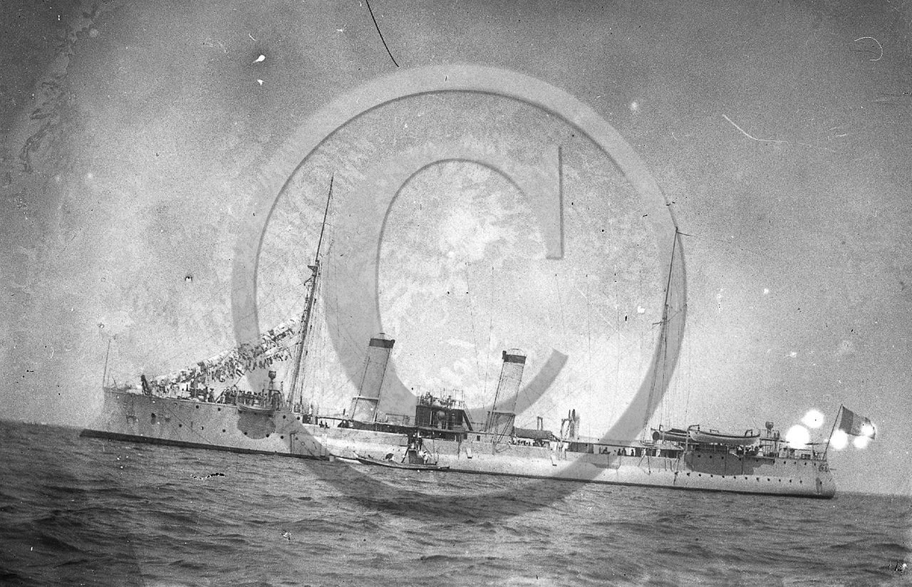 arc 1057 bateau de guerre  Arcachon .jpg