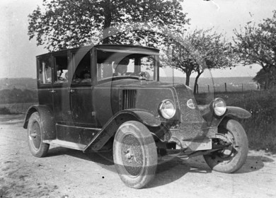 AU 1067 Renault limousine .jpg