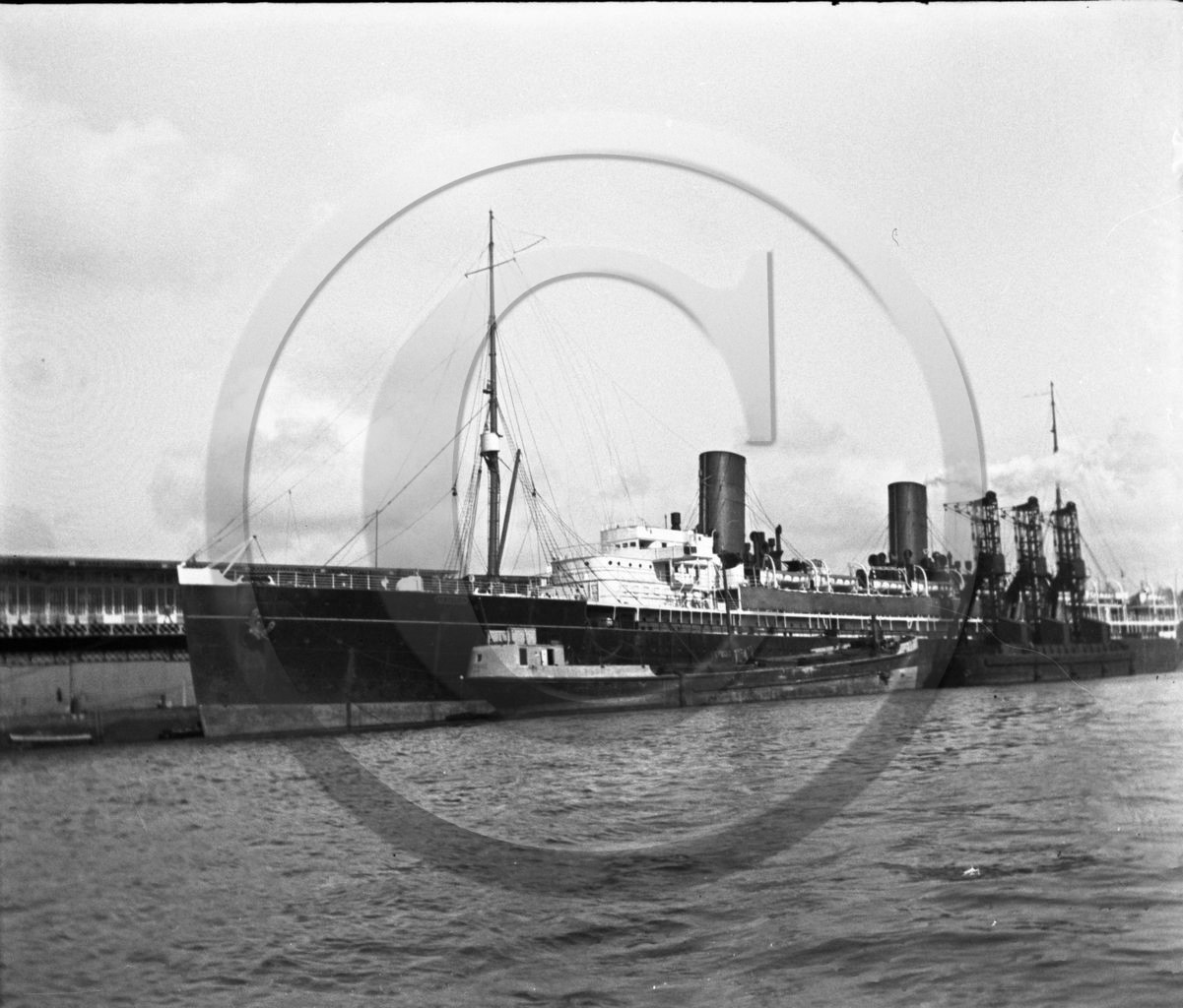 BA 612  paquebot deux cheminees .jpg