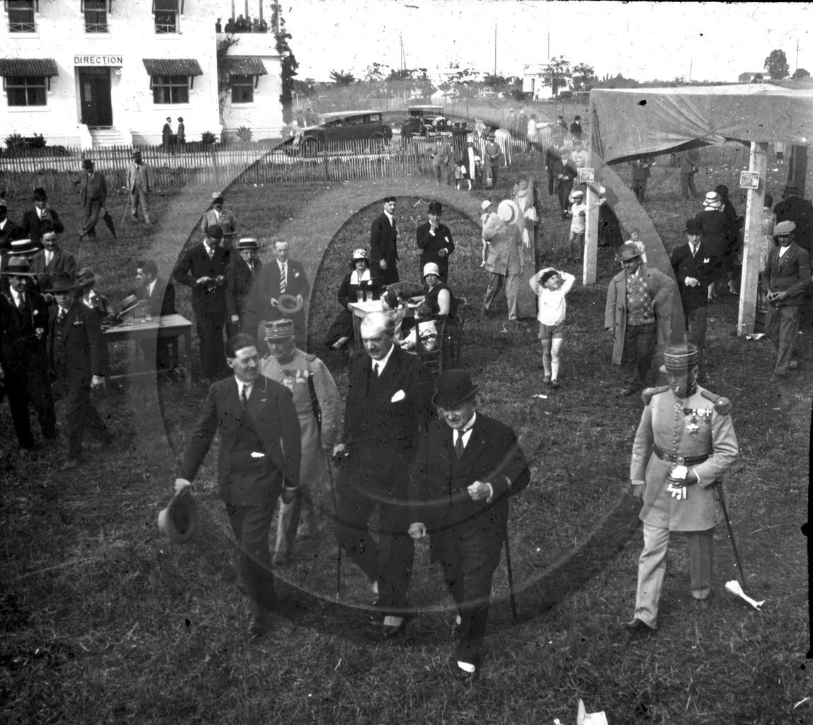 avi 288 Alger  Maginot ministre de la guerre mai 1930.jpg