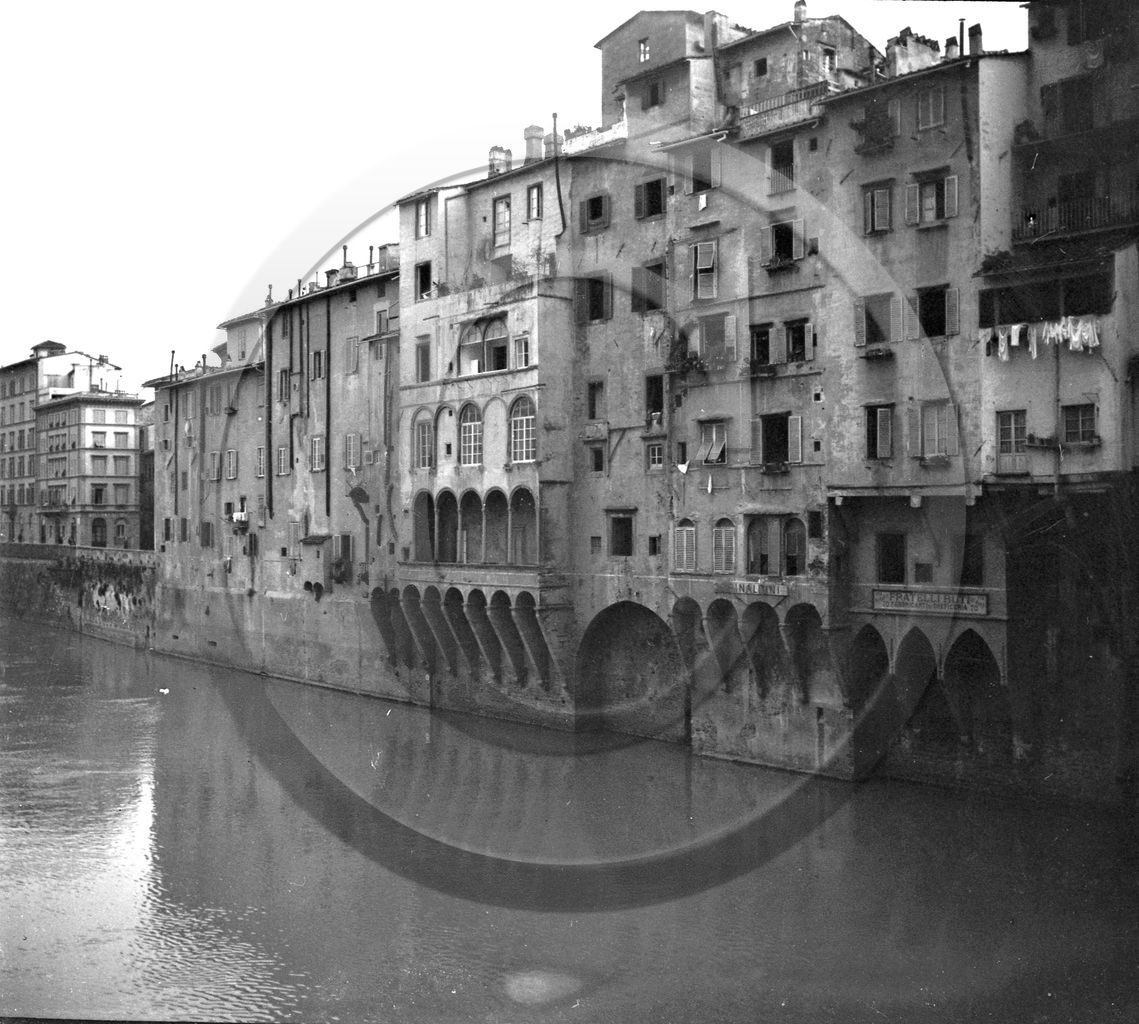 Florence  maisons sur Arno  Italie .jpg